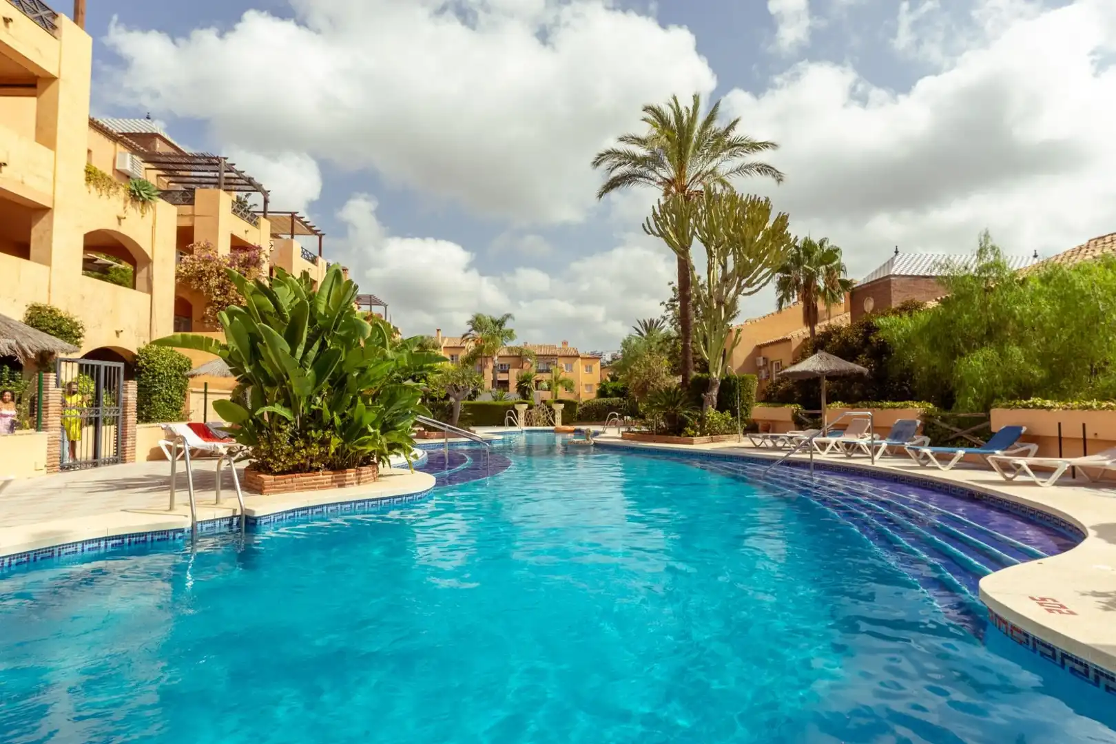 Apartamento con piscina en venta en Riviera del Sol