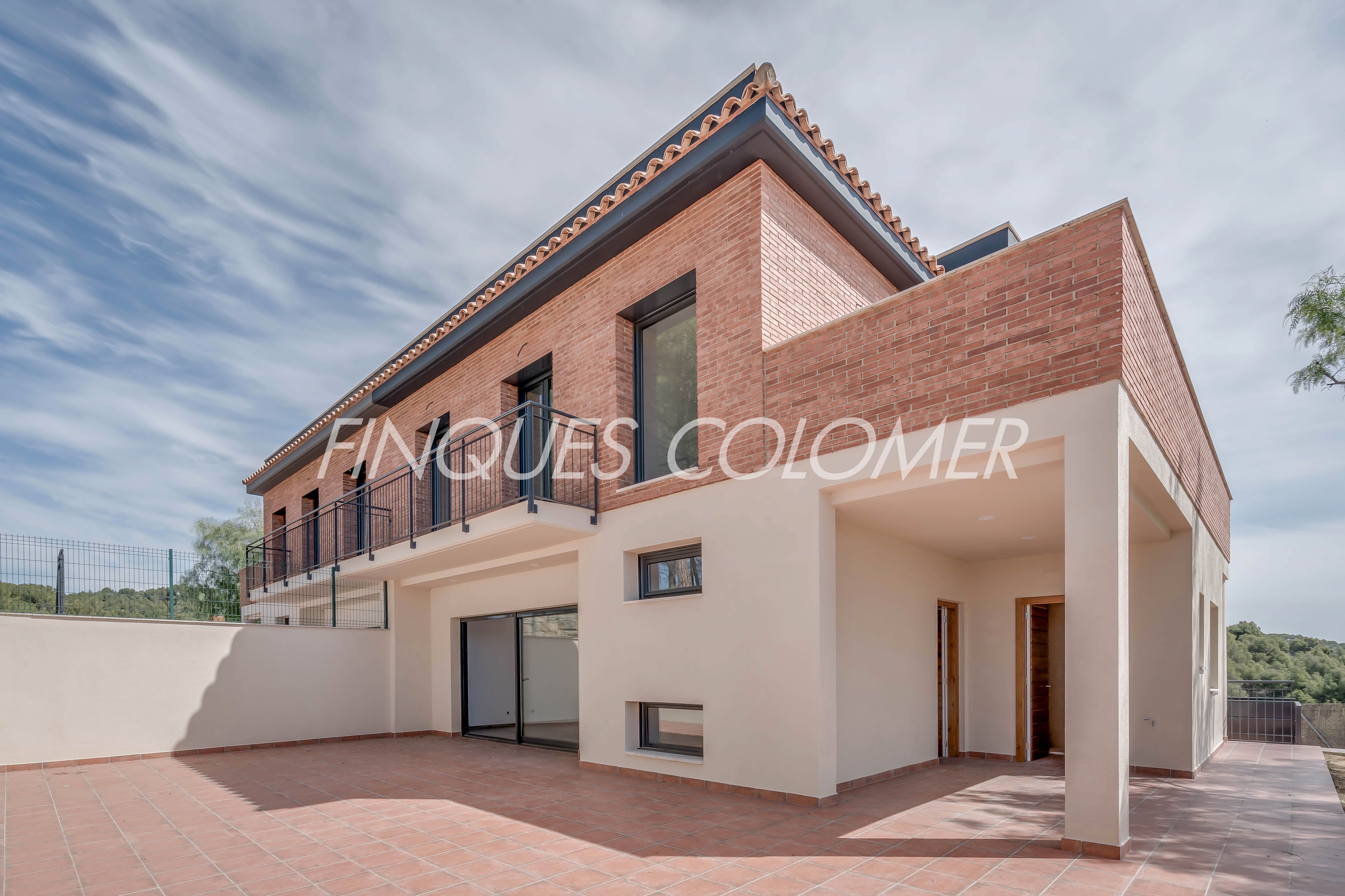 Vista exterior de Casa o chalet en venta en Rubí con Calefacción, Jardín privado y Terraza