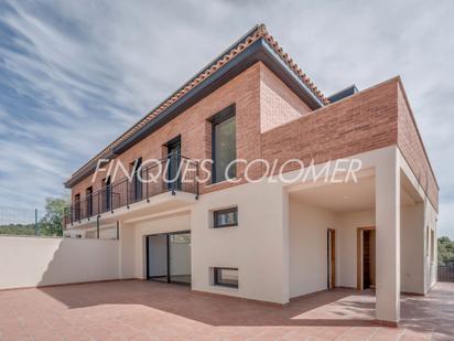 Vista exterior de Casa o xalet en venda en Rubí amb Calefacció, Jardí privat i Terrassa