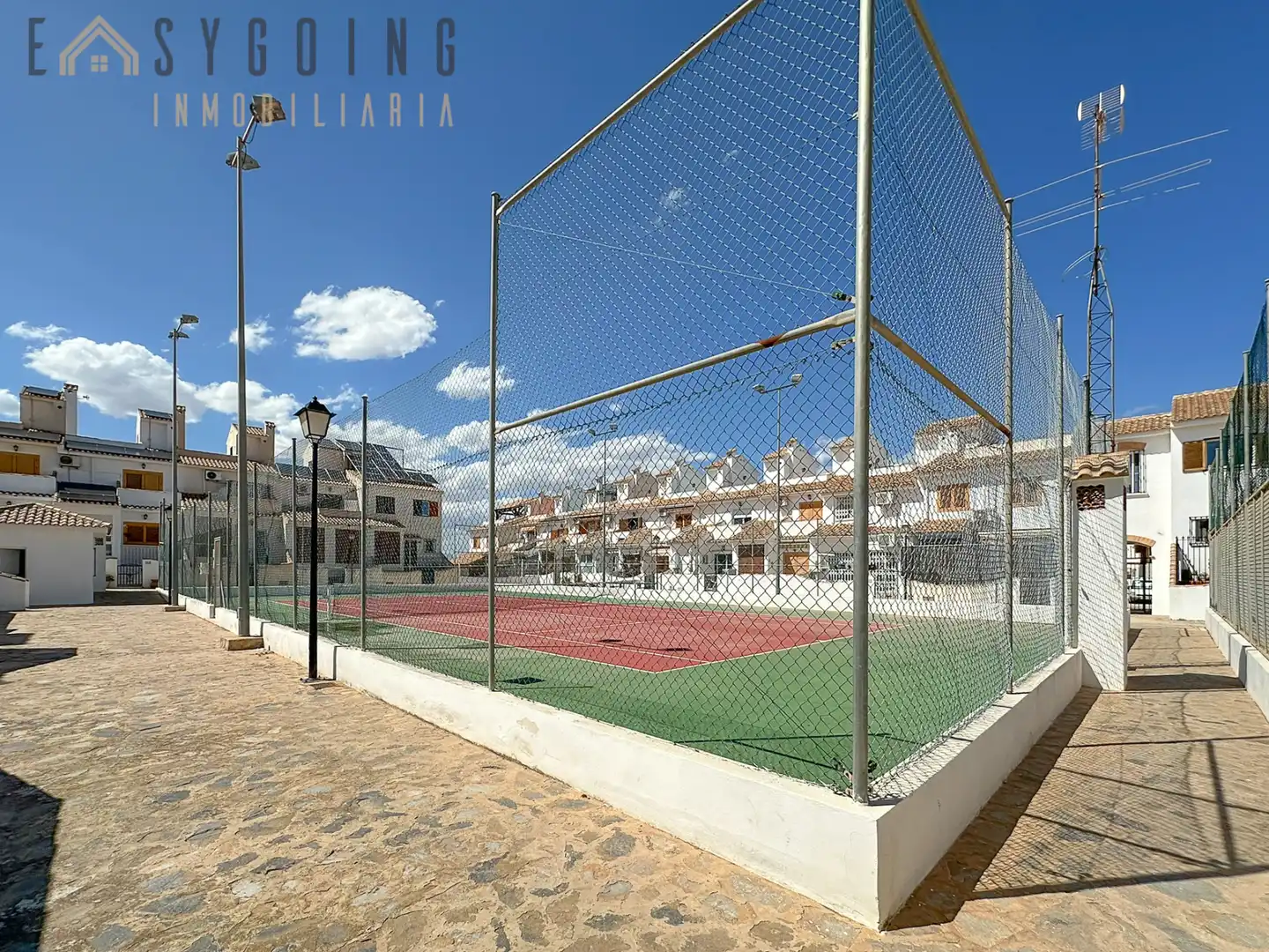 Außenansicht von Einfamilien-Reihenhaus zum Verkauf in Santa Pola mit Klimaanlage, Terrasse und Gemeinschaftspool