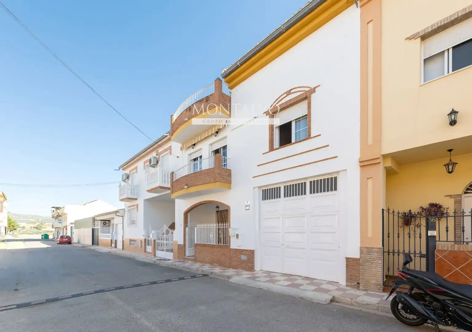 Vista exterior de Casa adosada en venta en Pinos Puente con Terraza y Trastero