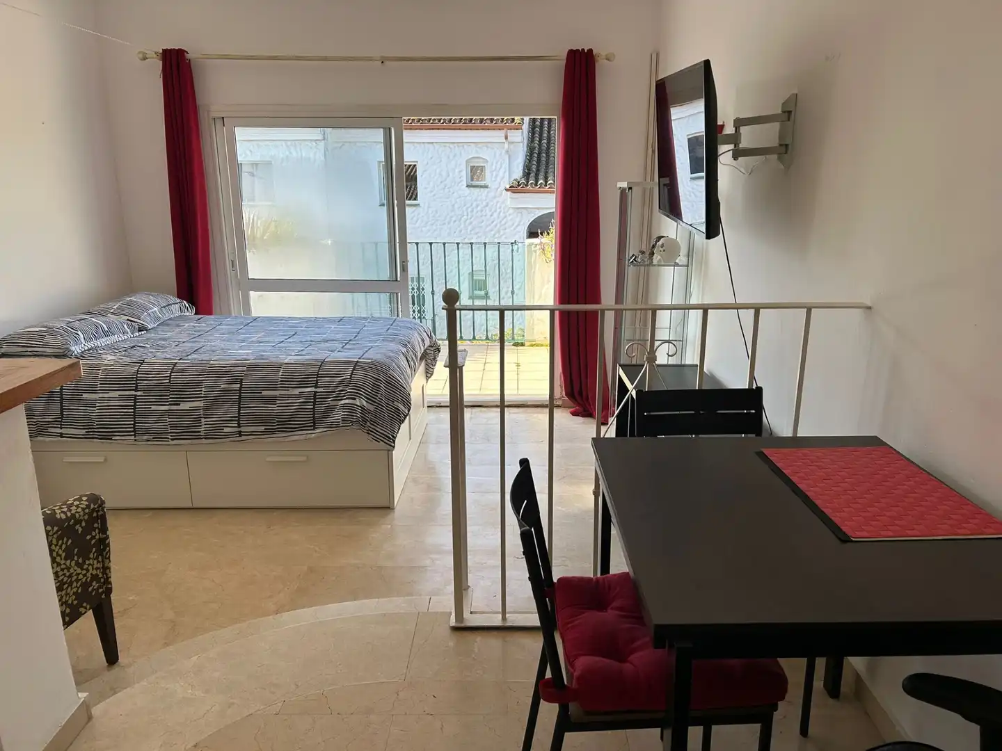 Habitación de Estudio de alquiler en Estepona con Aire acondicionado, Terraza y Amueblado