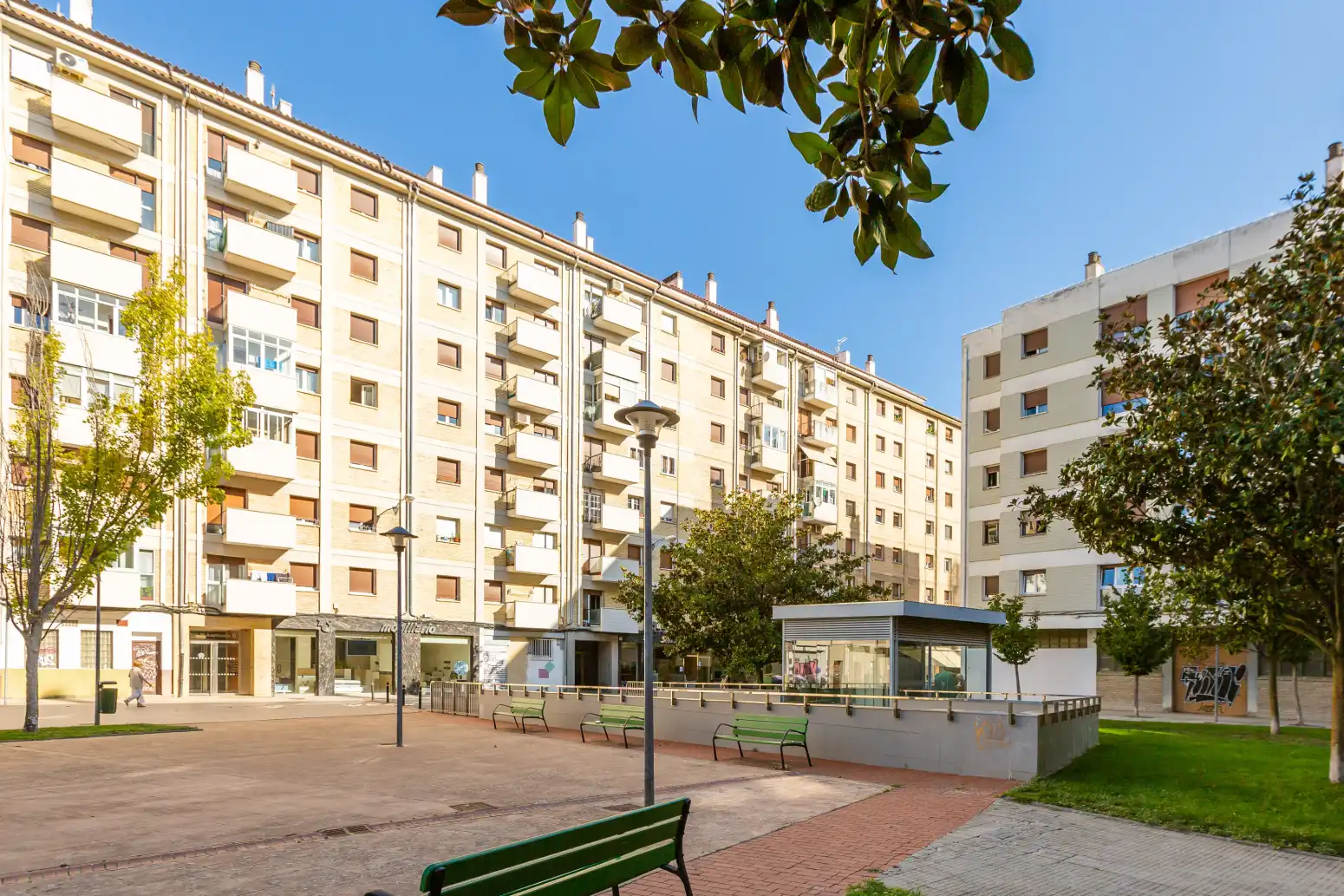 Außenansicht von Wohnung zum Verkauf in  Pamplona / Iruña mit Heizung und Balkon