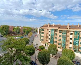 Vista exterior de Pis en venda en San Fernando de Henares amb Calefacció, Jardí privat i Terrassa