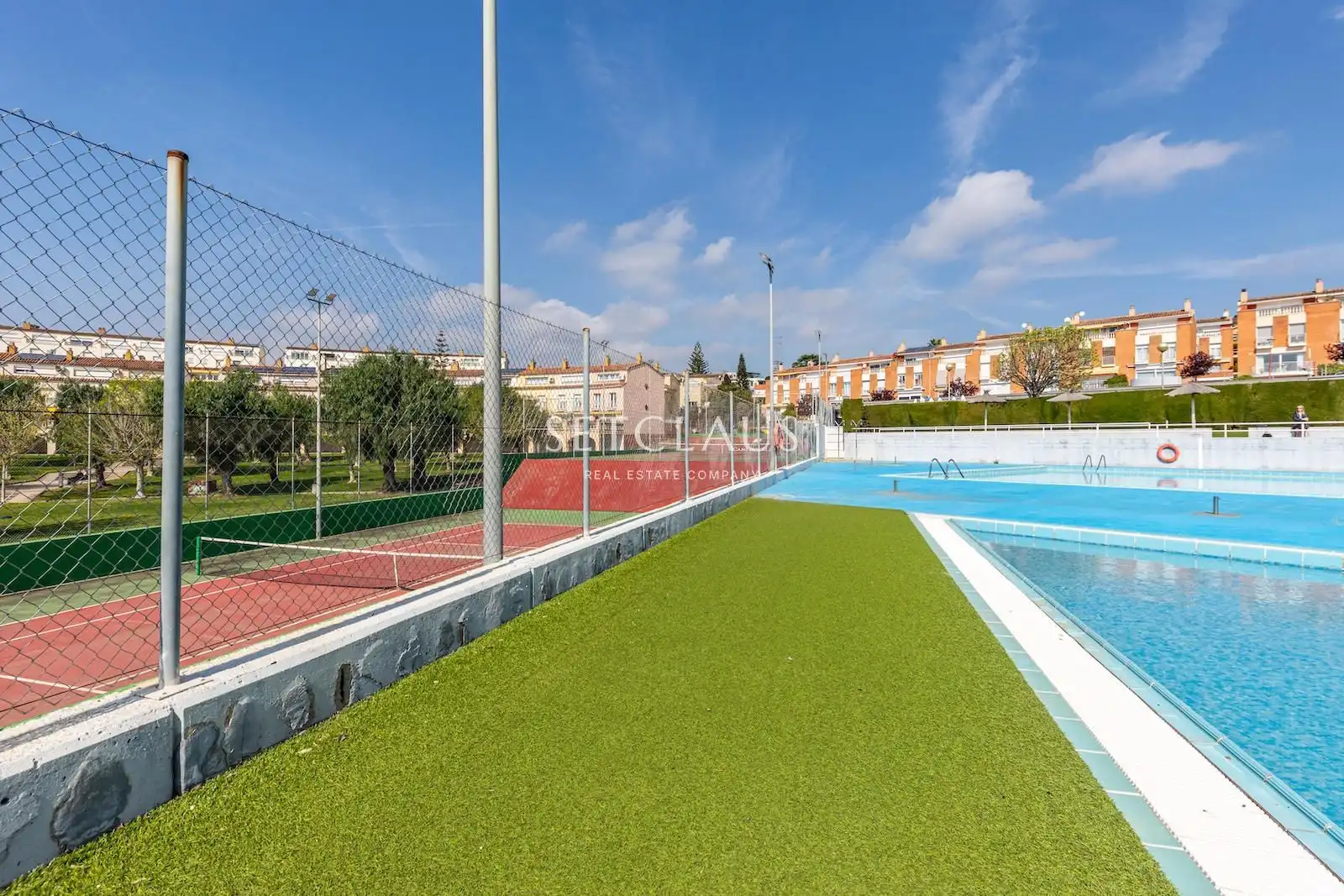 Swimming pool of Attic for rent in Tiana  with Air Conditioner, Heating and Parquet flooring