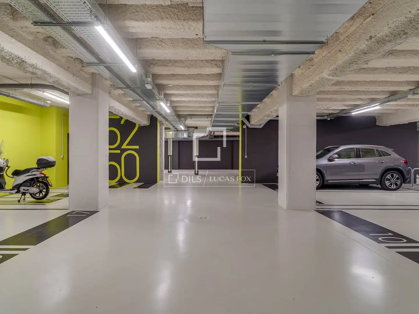 Parking of Flat for rent in Barcelona  with Air Conditioner, Parquet flooring and Furnished