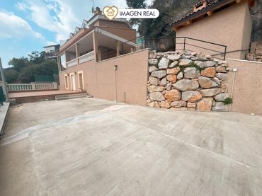 Xalet amb balcó en venda a Vallirana