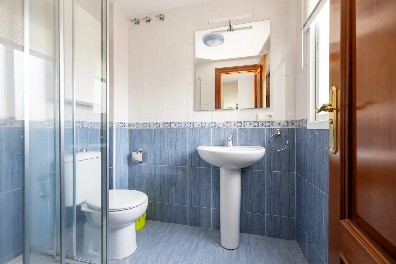 Badezimmer von Wohnung zum Verkauf in Armilla mit Möbliert und Waschmaschine