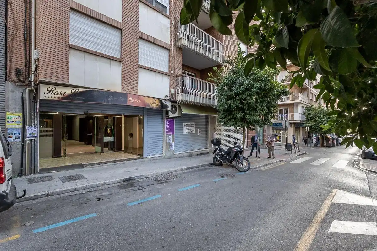 Vista exterior de Local en venta en Granada