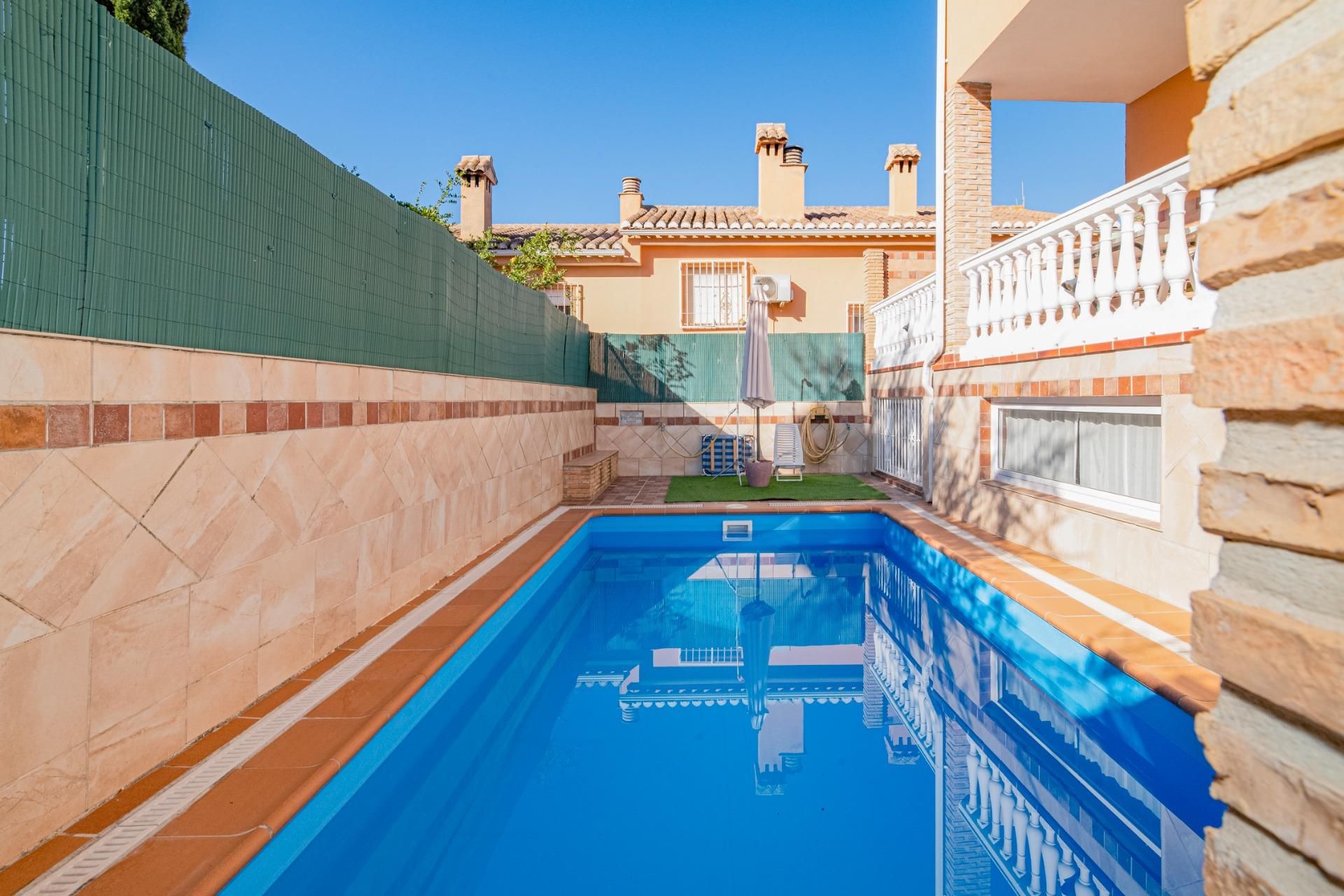 Piscina de Casa adosada en venda en Jun amb Calefacció, Jardí privat i Terrassa