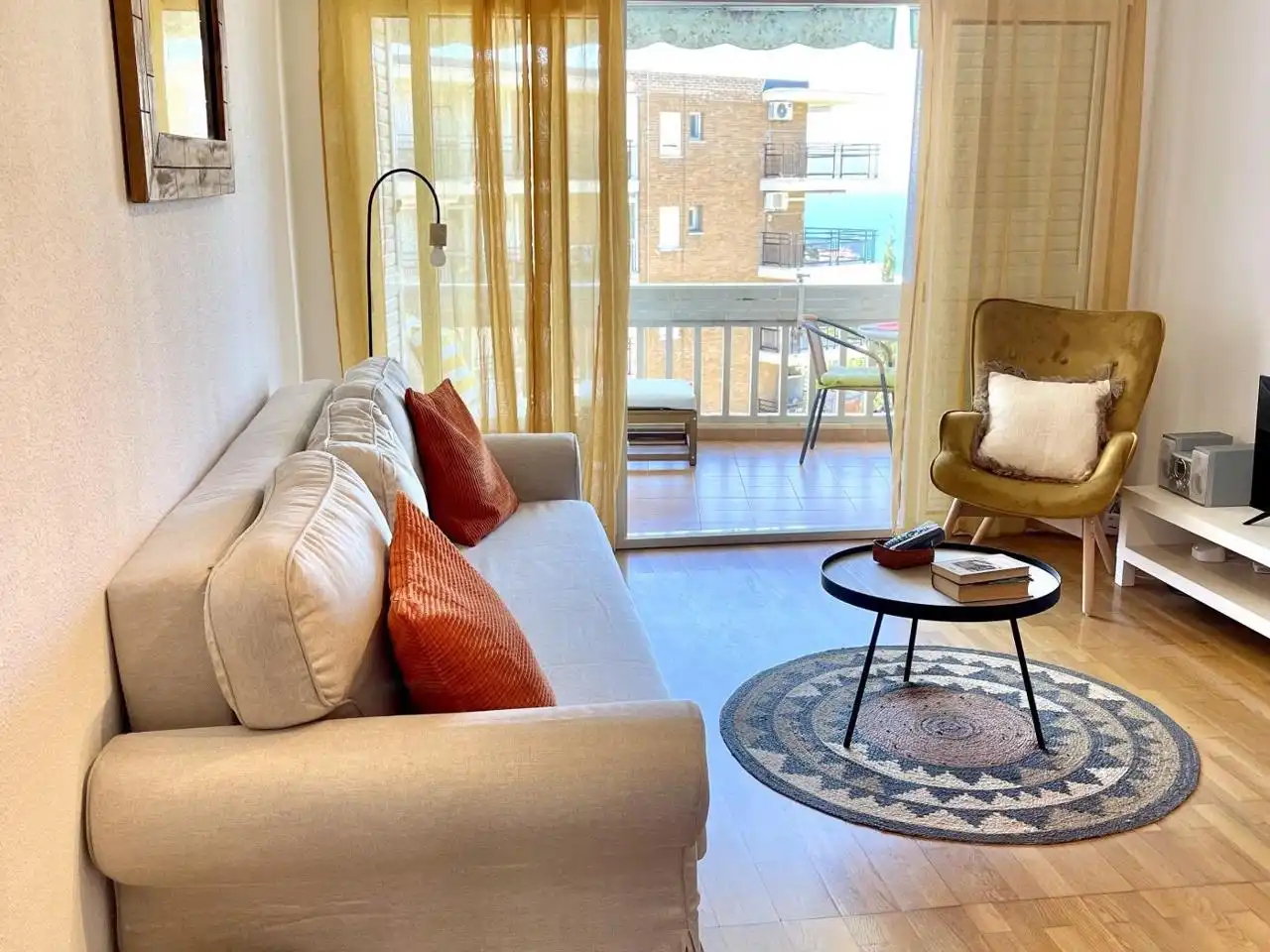 Sala de estar de Piso en venta en Salou con Terraza, Amueblado y Piscina comunitaria
