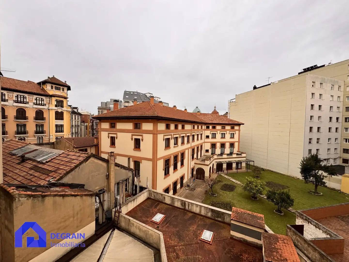 Vista exterior de Pis en venda en Oviedo  amb Parquet, Traster i Balcó