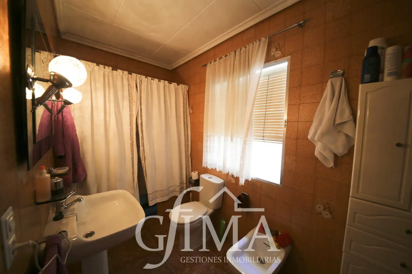 Bathroom of Houses for sale in Tomelloso  with Air Conditioner, Heating and Terrace