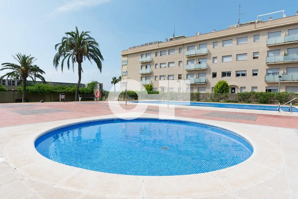 Piscina de Planta baixa en venda en Cubelles amb Aire condicionat, Calefacció i Jardí privat