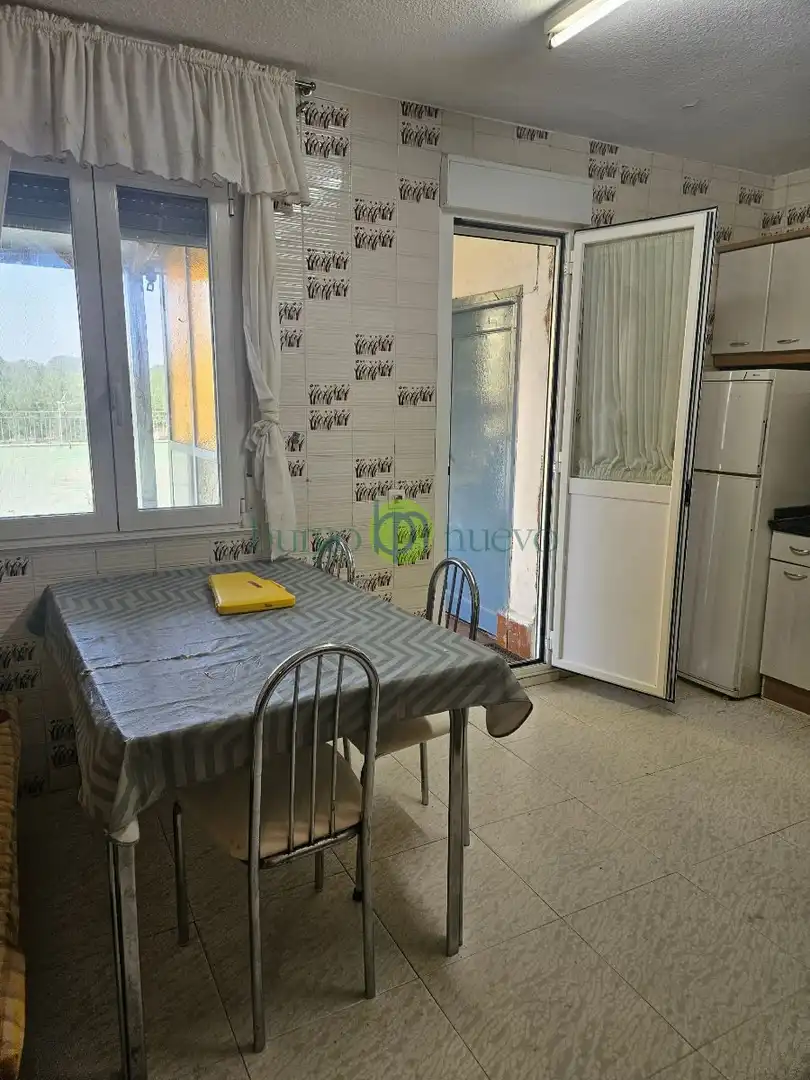 Cuina de Casa o xalet en venda en Sariegos amb Calefacció, Terrassa i Balcó