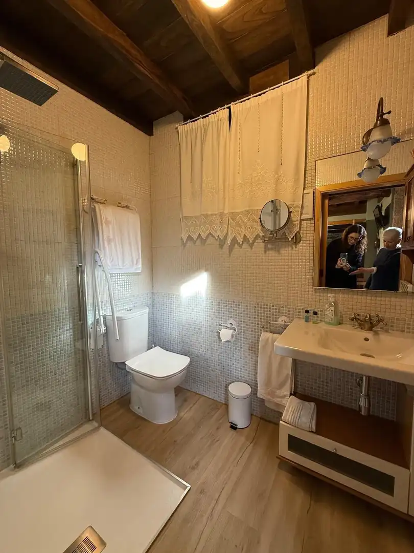 Baño de Finca rústica en venta en Monfero con Calefacción, Jardín privado y Amueblado