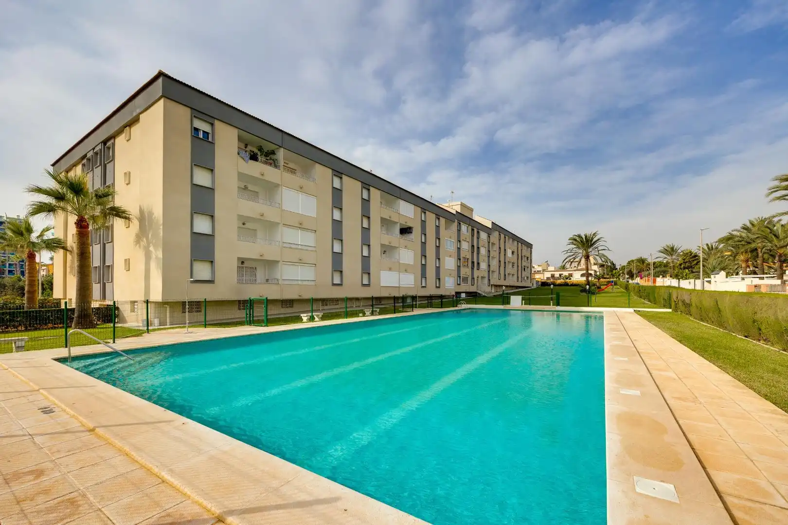 Piscina de Apartament en venda en Torrevieja amb Terrassa, Traster i Piscina comunitària