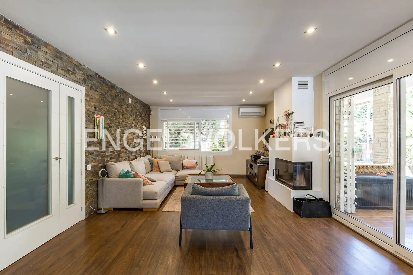 Sala d'estar de Casa o xalet en venda en Cubelles amb Aire condicionat, Calefacció i Parquet