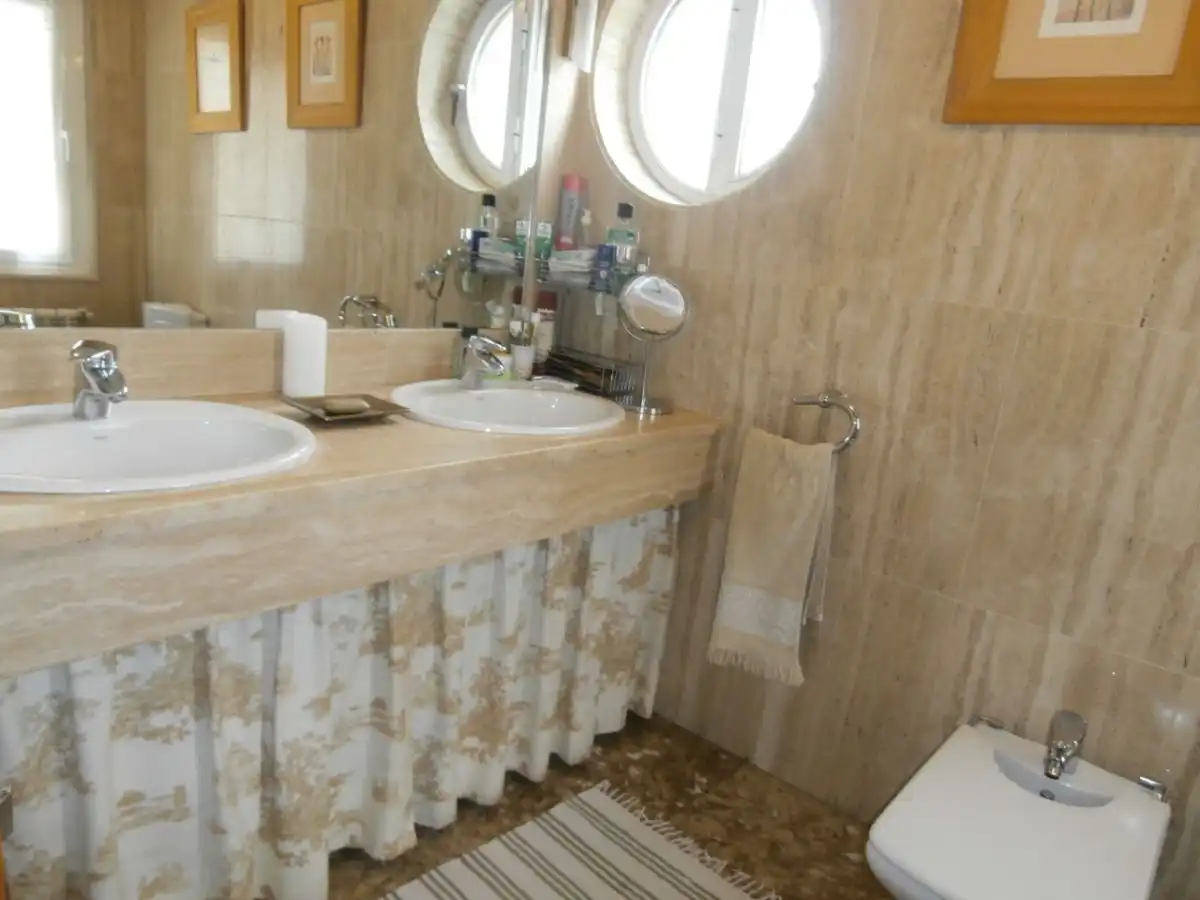Bany de Casa o xalet en venda en Oviedo  amb Calefacció, Jardí privat i Terrassa