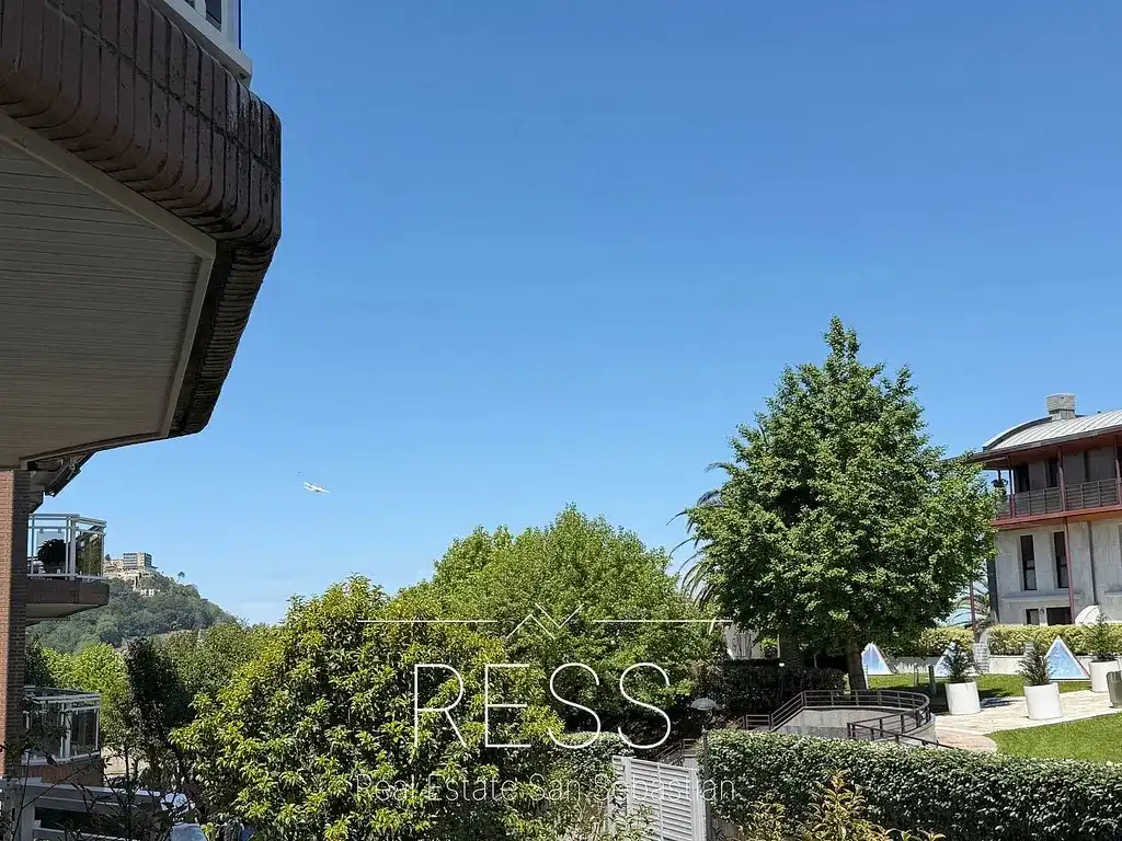 Außenansicht von Wohnung zum Verkauf in Donostia - San Sebastián  mit Heizung, Privatgarten und Terrasse