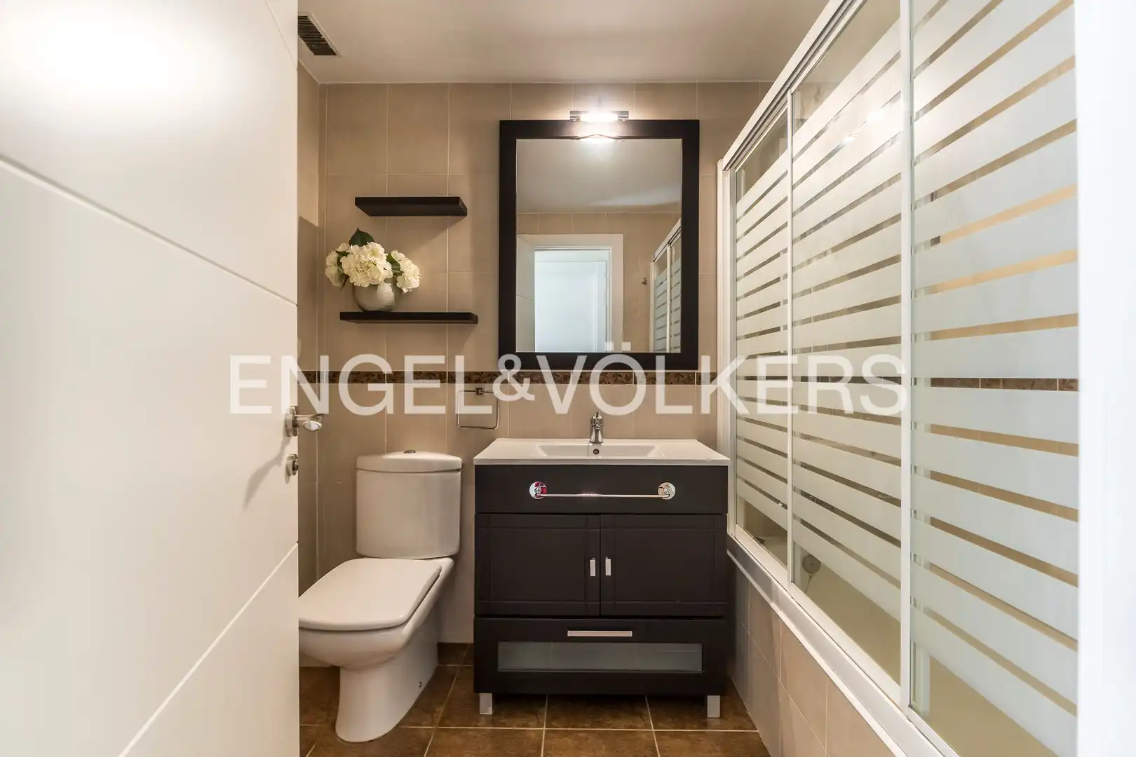 Baño de Piso de alquiler en Madrid con Aire acondicionado, Calefacción y Jardín privado