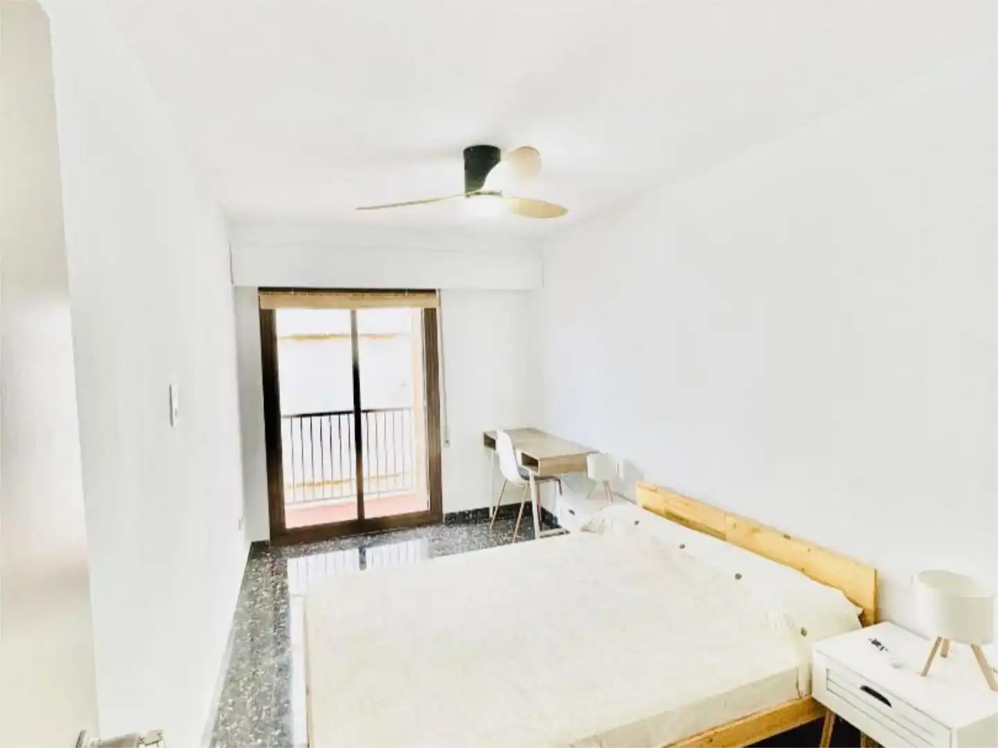 Schlafzimmer von Wohnung zur Miete in  Valencia Capital mit Klimaanlage und Balkon