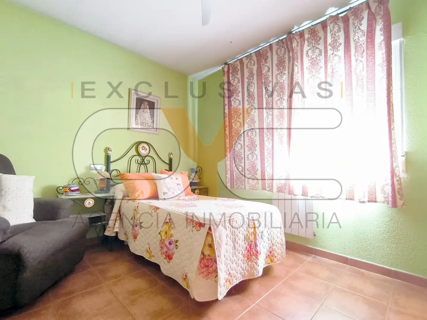 Habitación de Casa adosada en venta en Serranillos del Valle con Aire acondicionado, Calefacción y Jardín privado