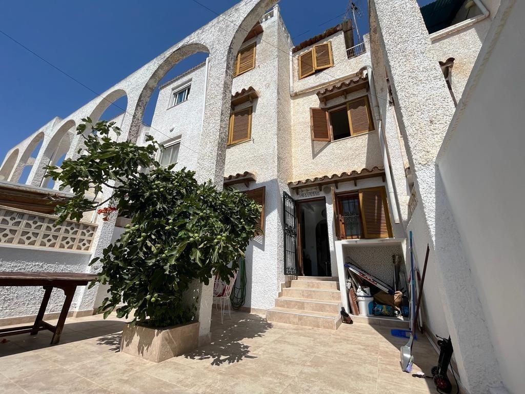 Vista exterior de Dúplex en venda en Torrevieja amb Aire condicionat, Jardí privat i Terrassa