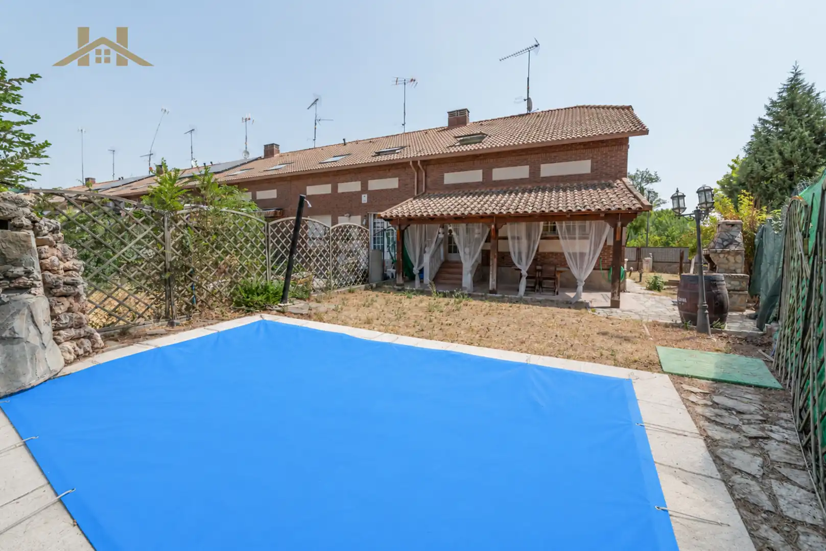 Schwimmbecken von Einfamilien-Reihenhaus zum Verkauf in Seseña mit Klimaanlage, Heizung und Privatgarten
