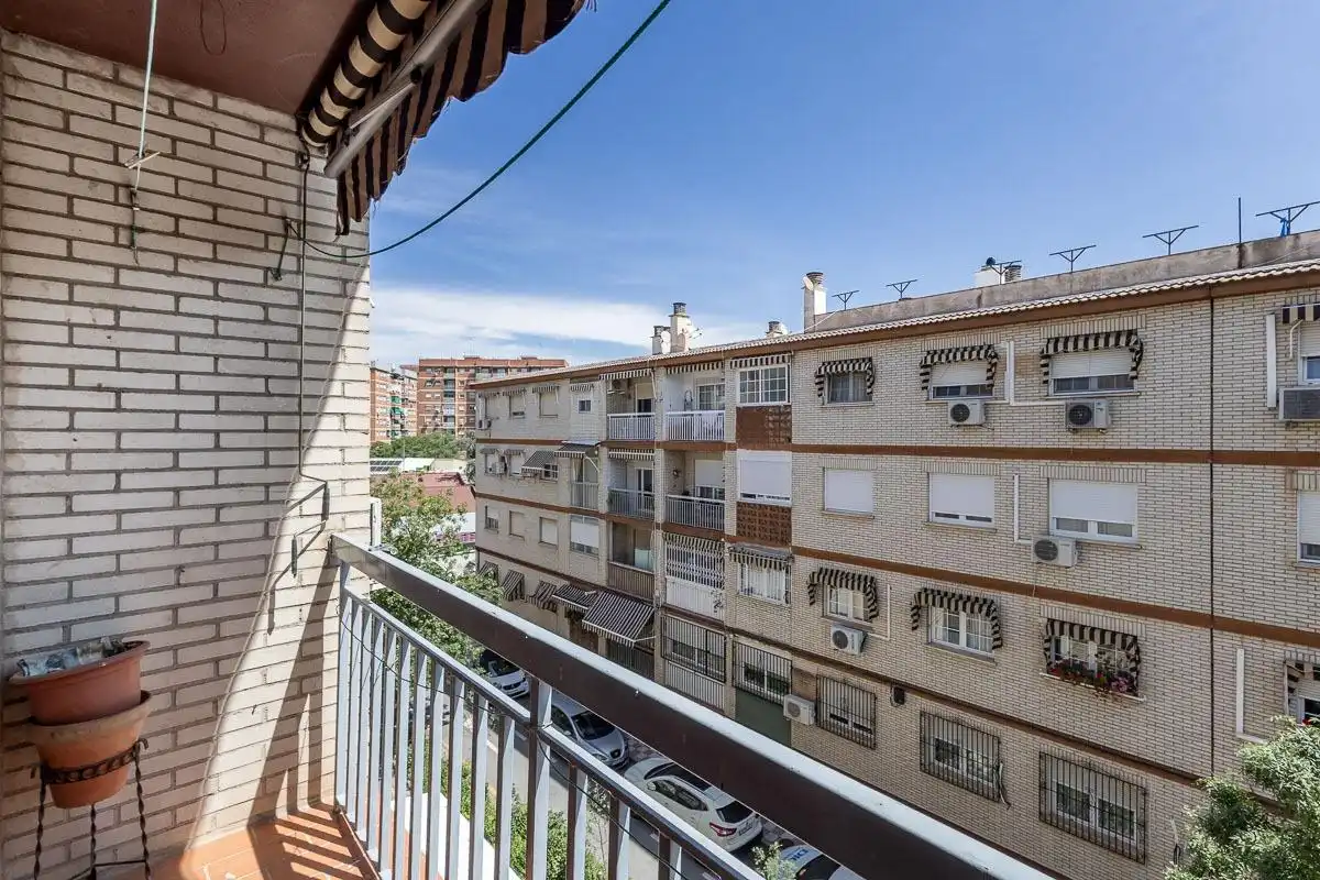 Vista exterior de Piso en venta en Granada con Aire acondicionado y Calefacción