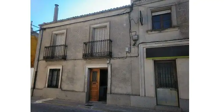 Vista exterior de Casa o xalet en venda en Aguilafuente amb Calefacció i Traster