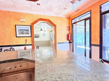 Business premises for sale in Avenida del Papa Luna