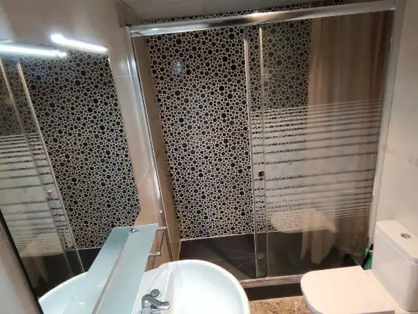 Badezimmer von Wohnung zur Miete in Barcelona mit Klimaanlage, Terrasse und Möbliert