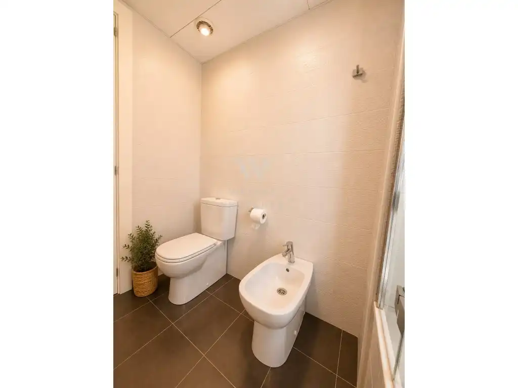 Badezimmer von Wohnungen zum Verkauf in Salou mit Klimaanlage, Privatgarten und Möbliert