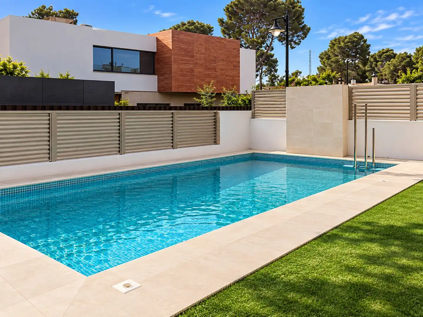Casa aparellada amb jardí en venda a Avinguda dels Pins 26