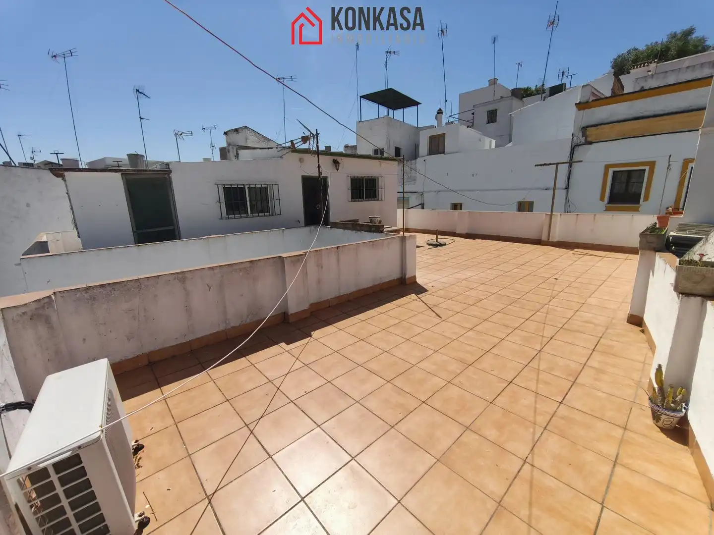 Vista exterior de Casa o xalet en venda en Arcos de la Frontera amb Aire condicionat, Terrassa i Traster