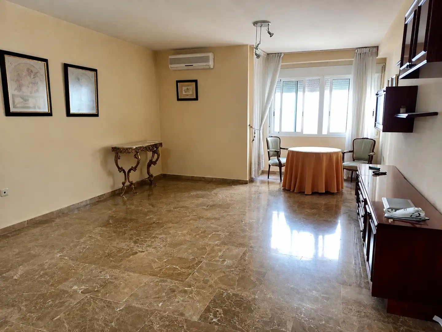 Sala d'estar de Pis de lloguer en Úbeda amb Aire condicionat i Calefacció
