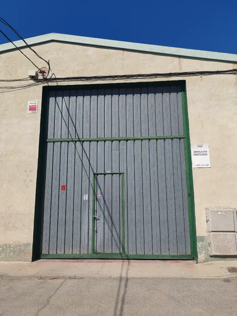 Außenansicht von Fabrikhallen zur Miete in Villalbilla