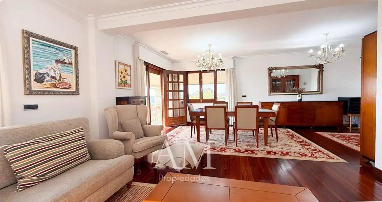 Sala d'estar de Casa o xalet en venda en Vigo  amb Calefacció, Jardí privat i Terrassa