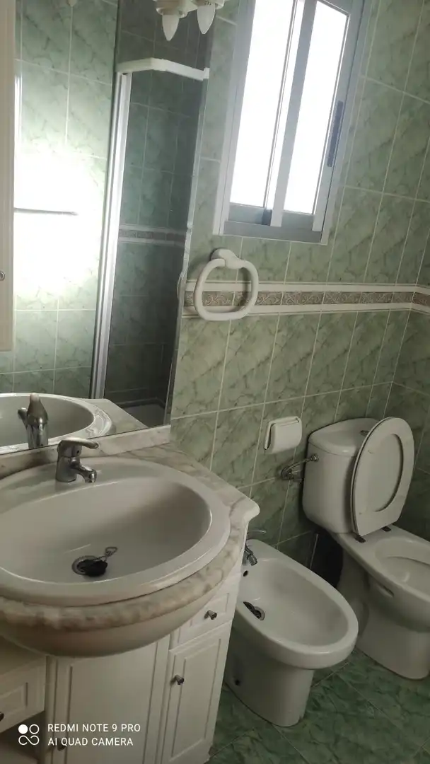 Bany de Apartament de lloguer en Cáceres amb Aire condicionat, Calefacció i Moblat