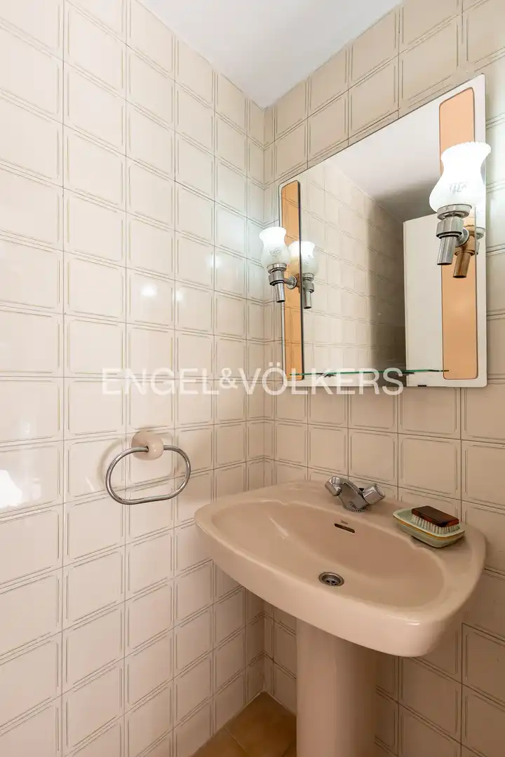 Baño de Casa adosada en venta en Madrid con Aire acondicionado, Calefacción y Jardín privado