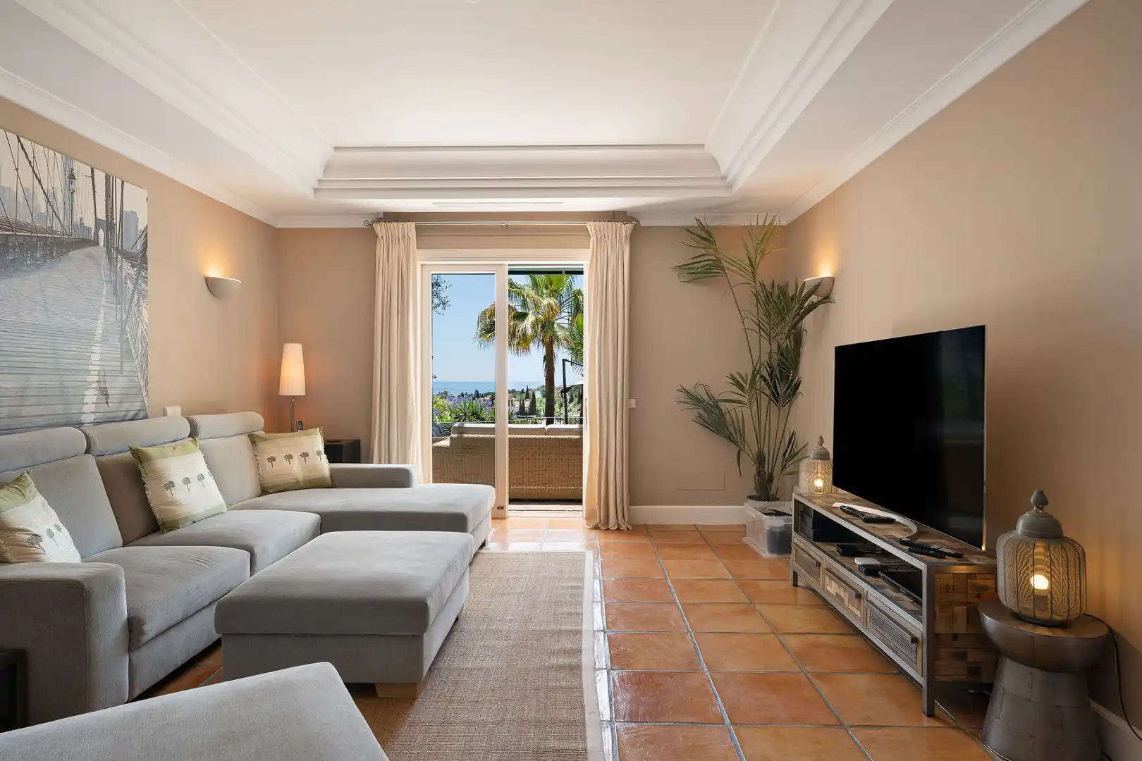 Sala d'estar de Casa o xalet en venda en Marbella amb Aire condicionat, Calefacció i Jardí privat