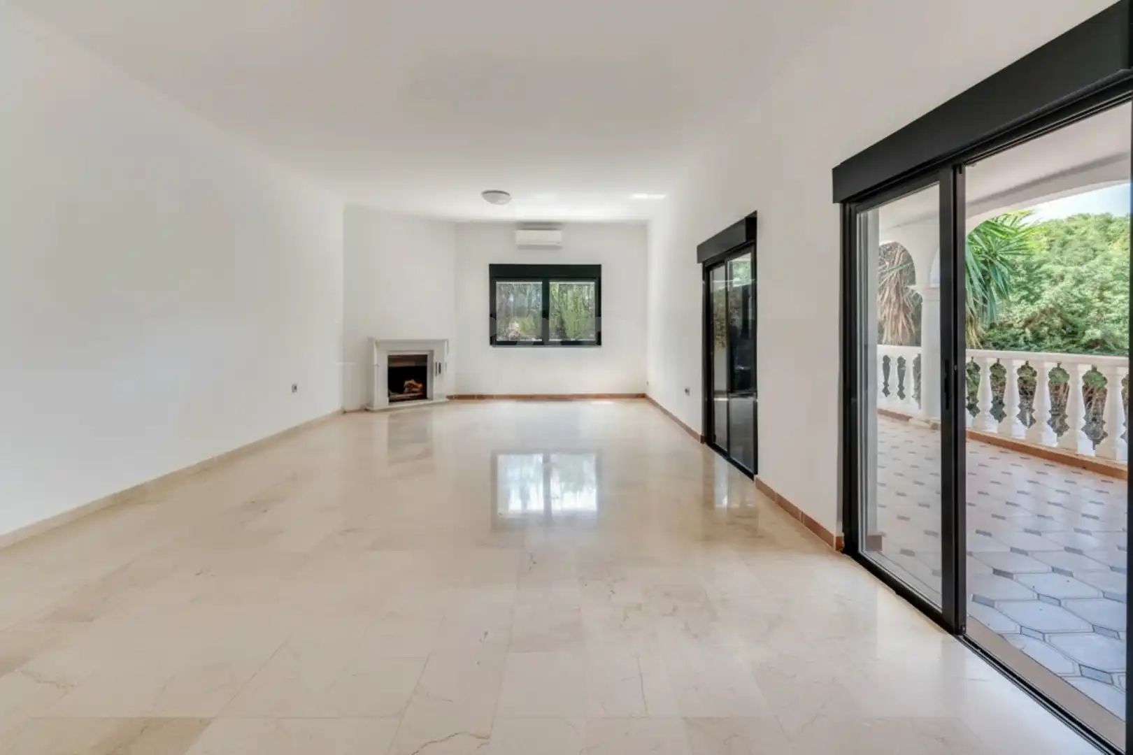 Sala d'estar de Casa o xalet en venda en Marbella amb Aire condicionat i Terrassa