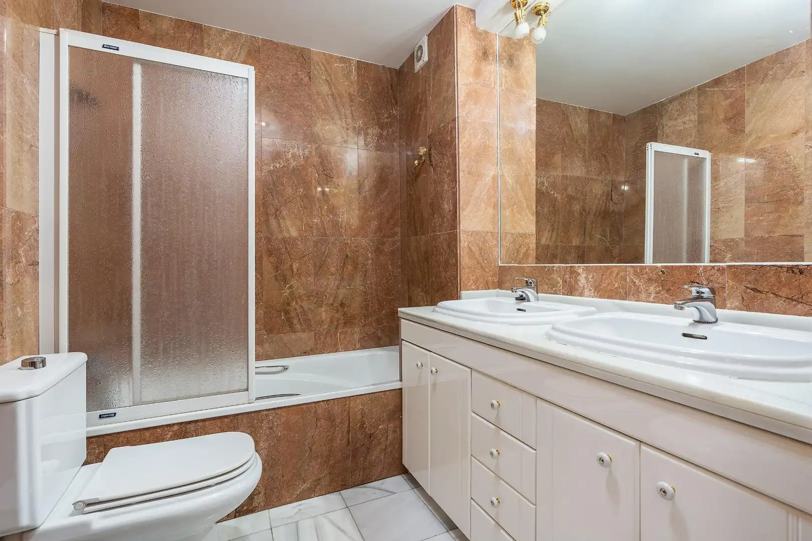 Badezimmer von Wohnung zum Verkauf in Granada mit Klimaanlage und Heizung