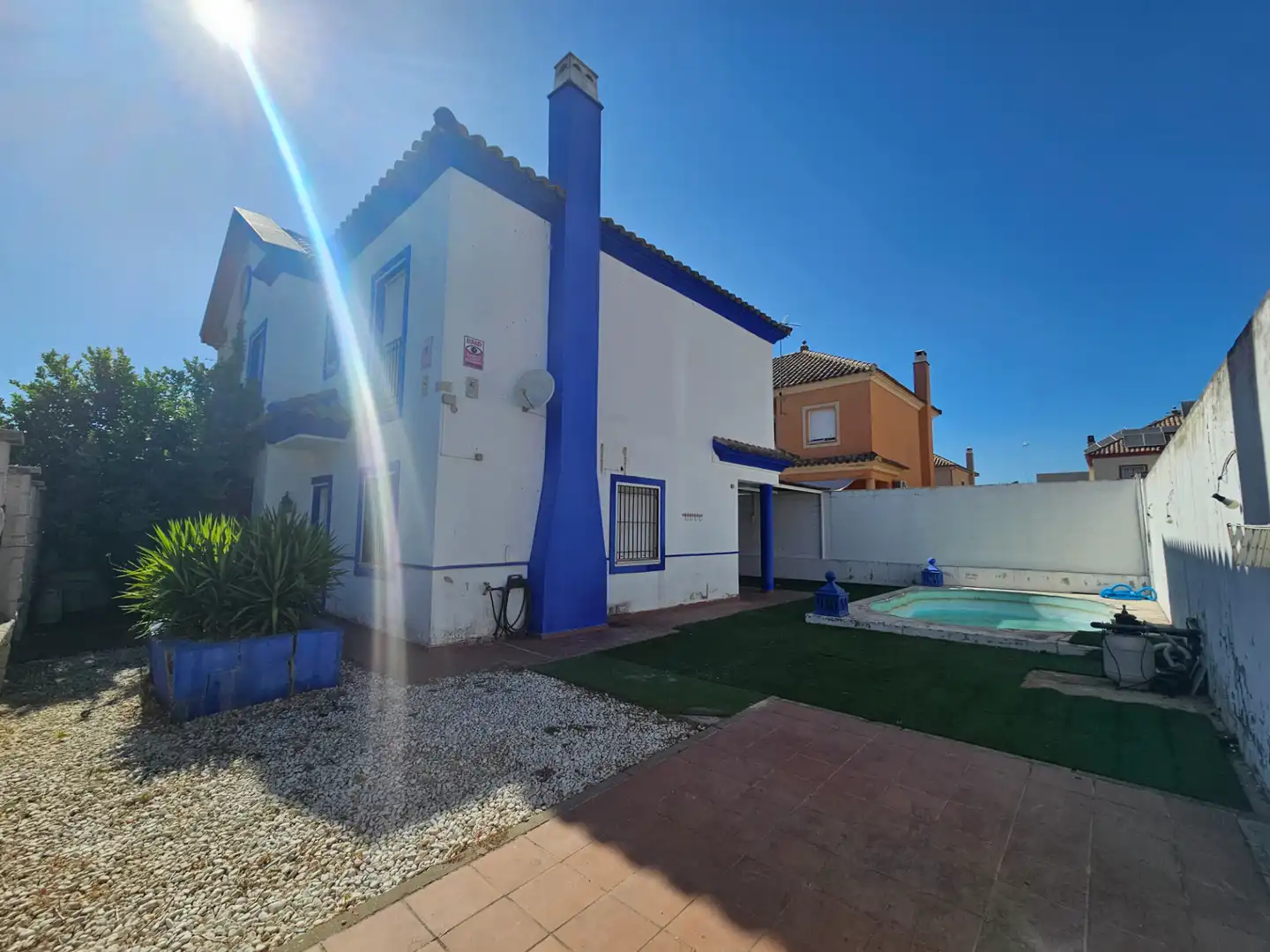 Garten von Einfamilien-Reihenhaus zum Verkauf in Umbrete mit Privatgarten, Abstellraum und Schwimmbad