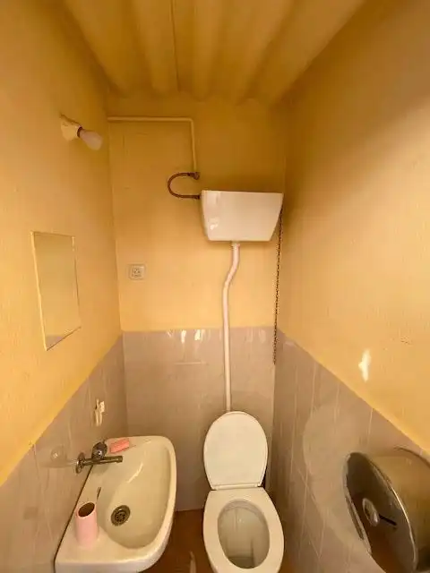 Baño de Local de alquiler en Villanueva del Río y Minas con Aire acondicionado, Terraza y Amueblado