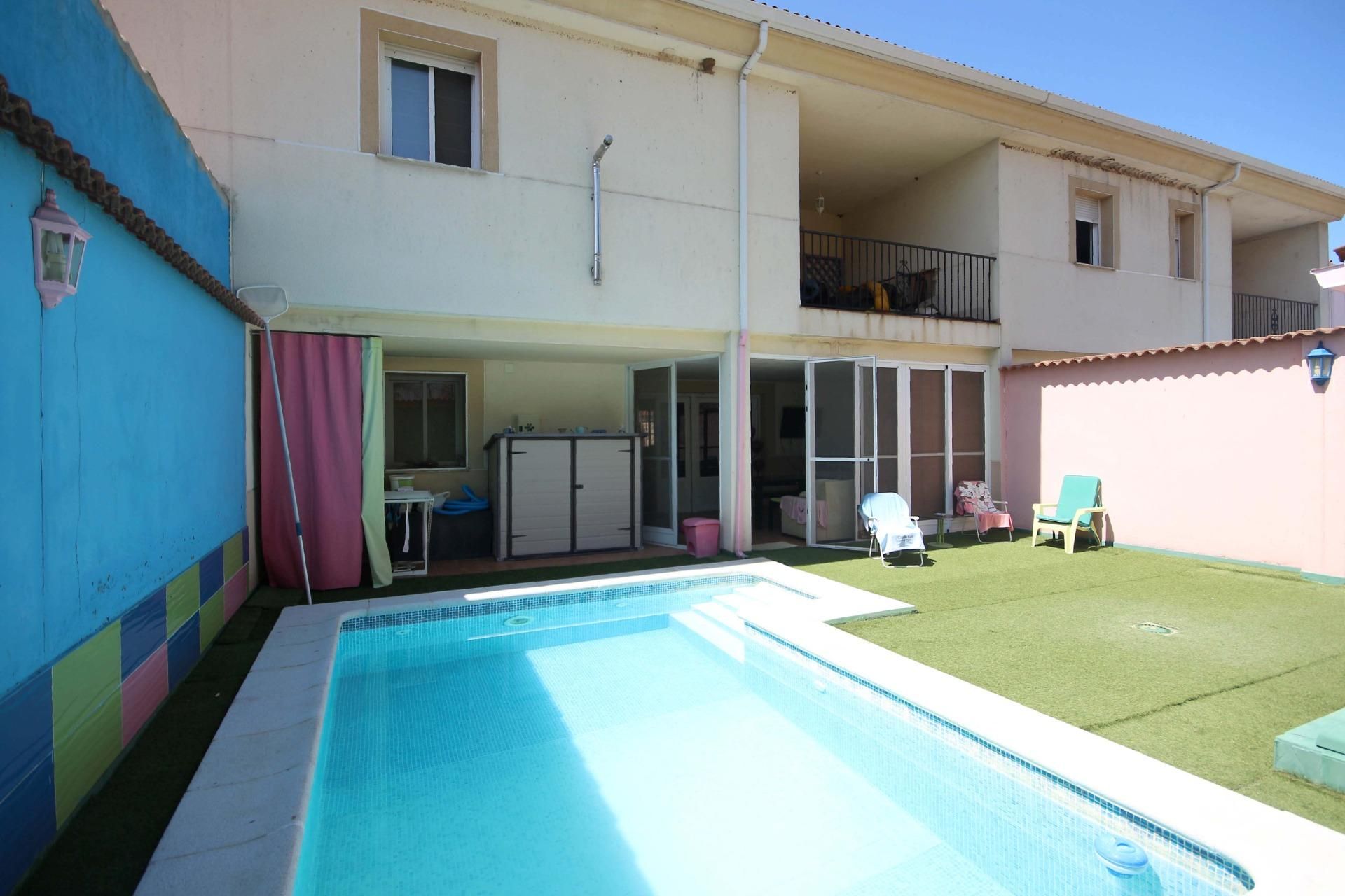 Piscina de Casa adosada en venta en Lobón con Aire acondicionado, Calefacción y Jardín privado