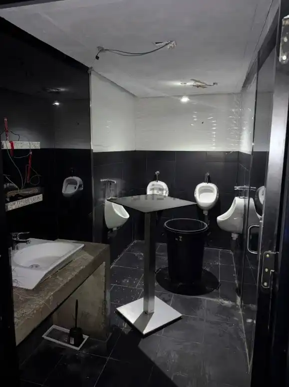 Badezimmer von Geschaftsraum zum Verkauf in Roquetas de Mar mit Heizung, Terrasse und Möbliert