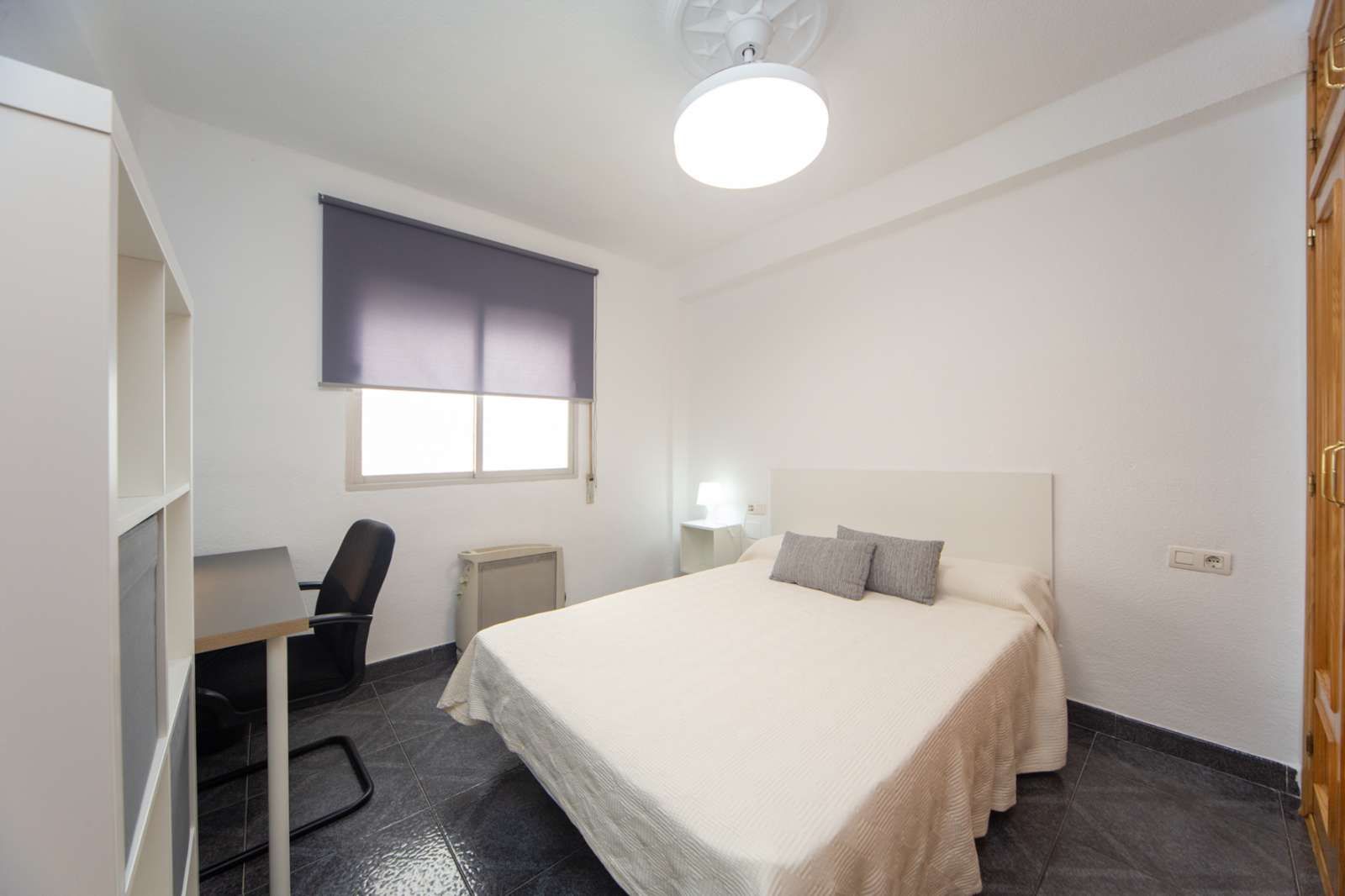 Bedroom of Flat to share in  Granada Capital  with Air Conditioner, Heating and Terrace