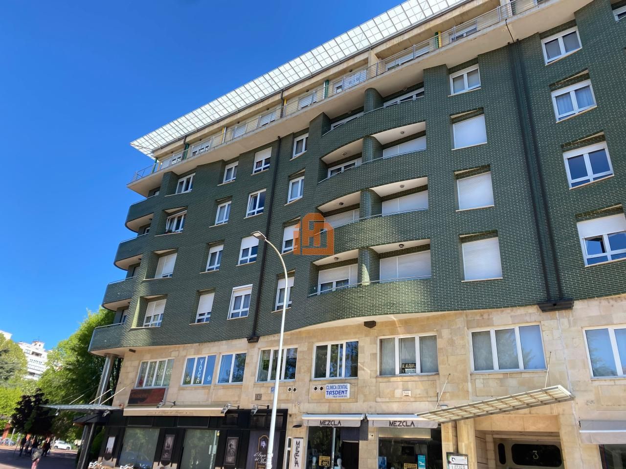 Exterior view of Office to rent in León Capital   with Air Conditioner and Heating